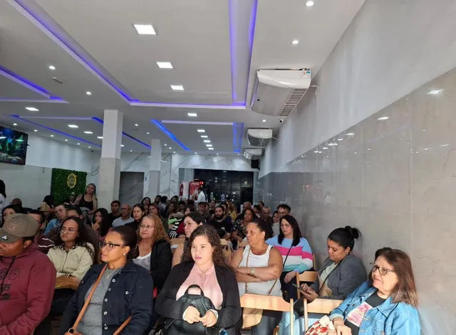 Crianças estudando