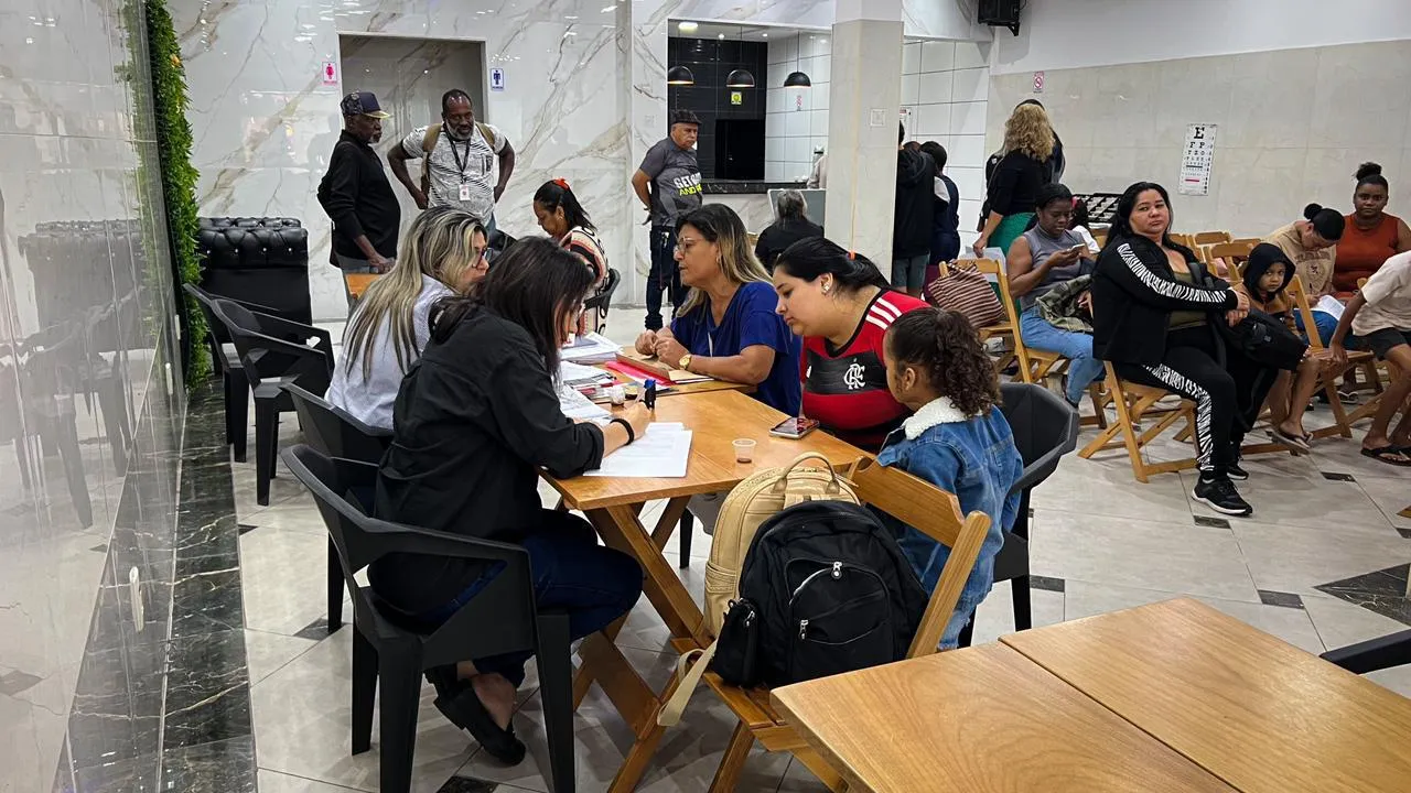 Voluntários e comunidade reunida